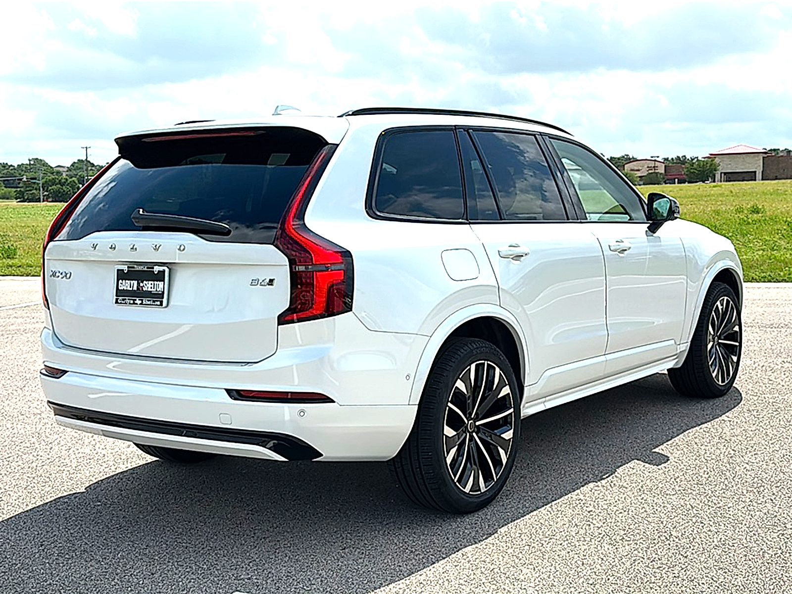 2026 Volvo XC90 Ultra Dark Theme Image 3 of 27