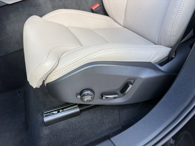 2026 Volvo XC90 Ultra Image 26 of 32