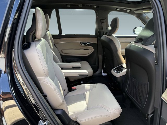 2026 Volvo XC90 Ultra Image 10 of 32