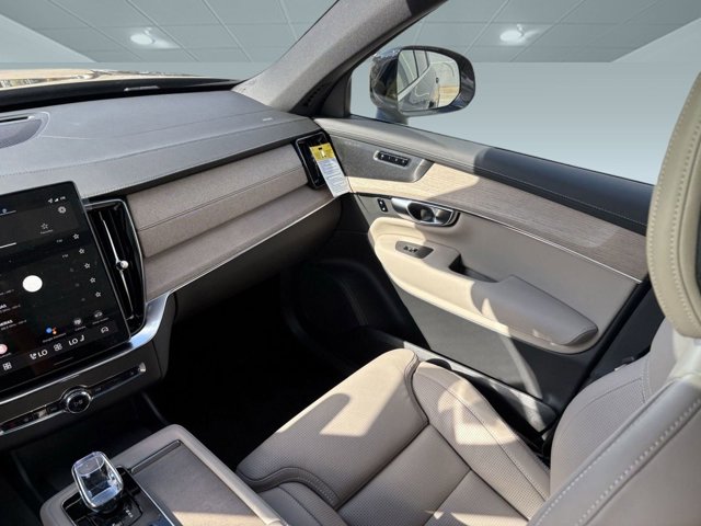 2026 Volvo XC90 Ultra Image 17 of 32