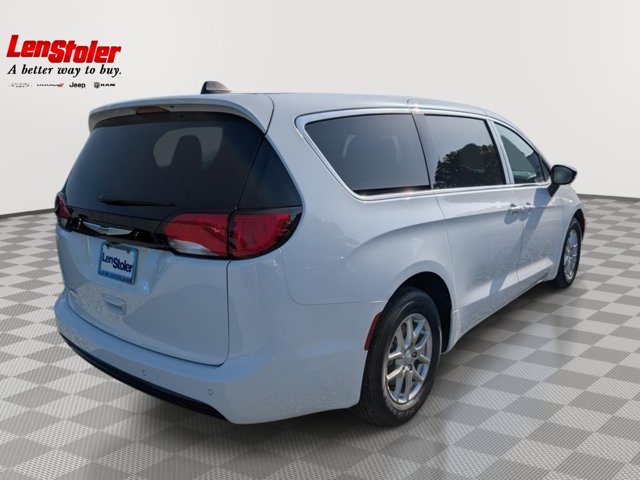 2027 Chrysler Pacifica LX Image 3 of 25