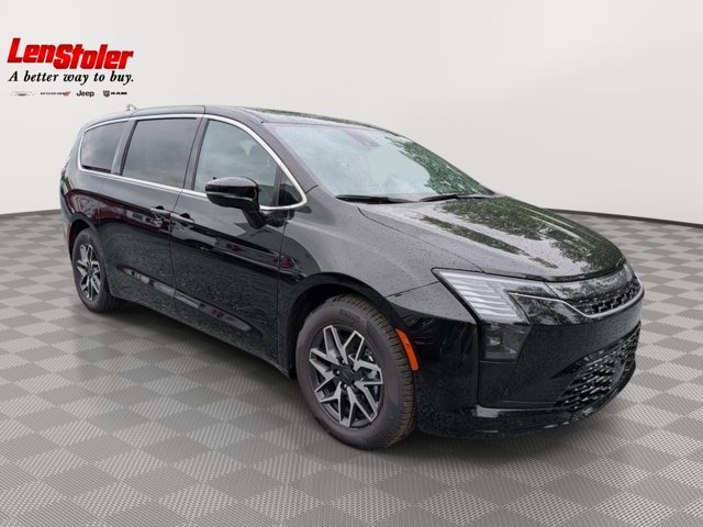 2027 Chrysler Pacifica Limited Image 2 of 28