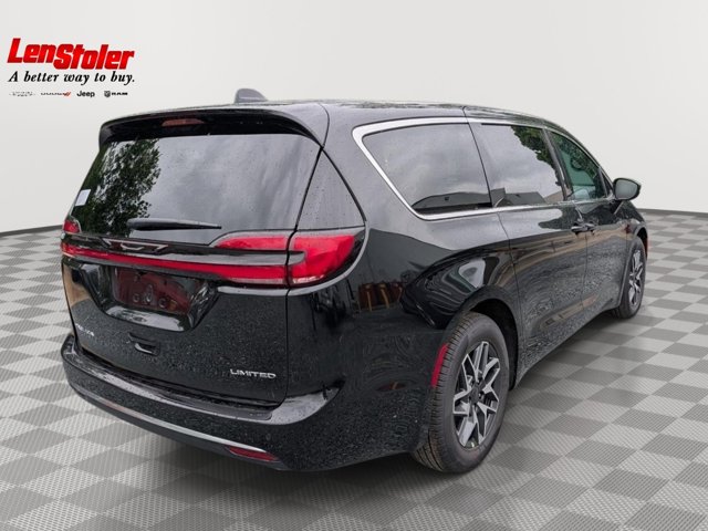 2027 Chrysler Pacifica Limited Image 3 of 28