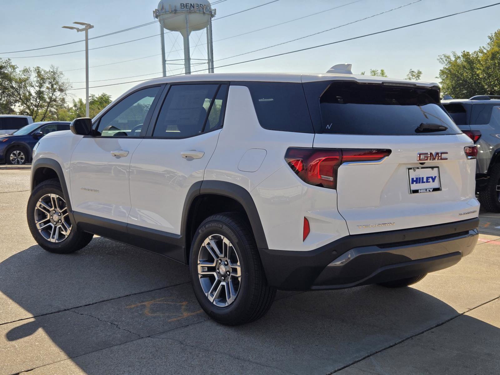 2027 GMC Terrain FWD Elevation Image 3 of 12