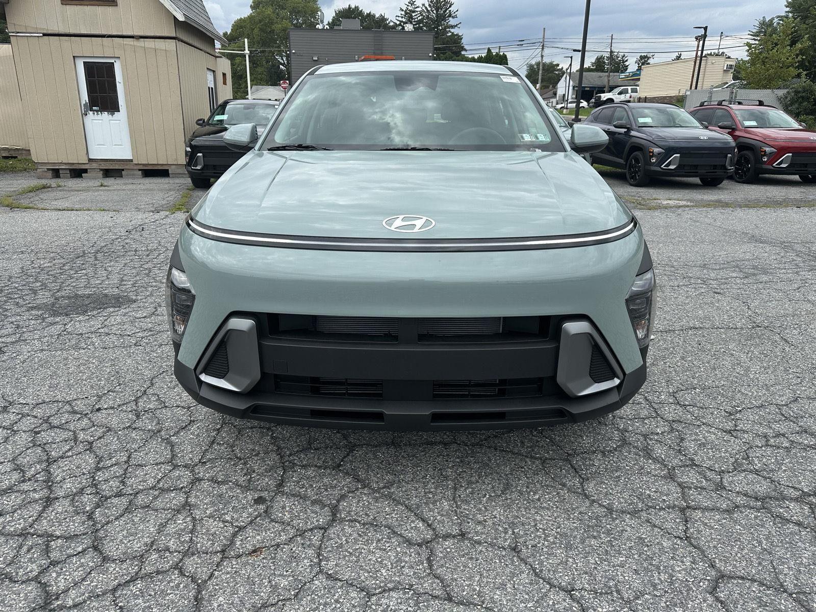 2027 Hyundai Kona SE Image 2 of 32