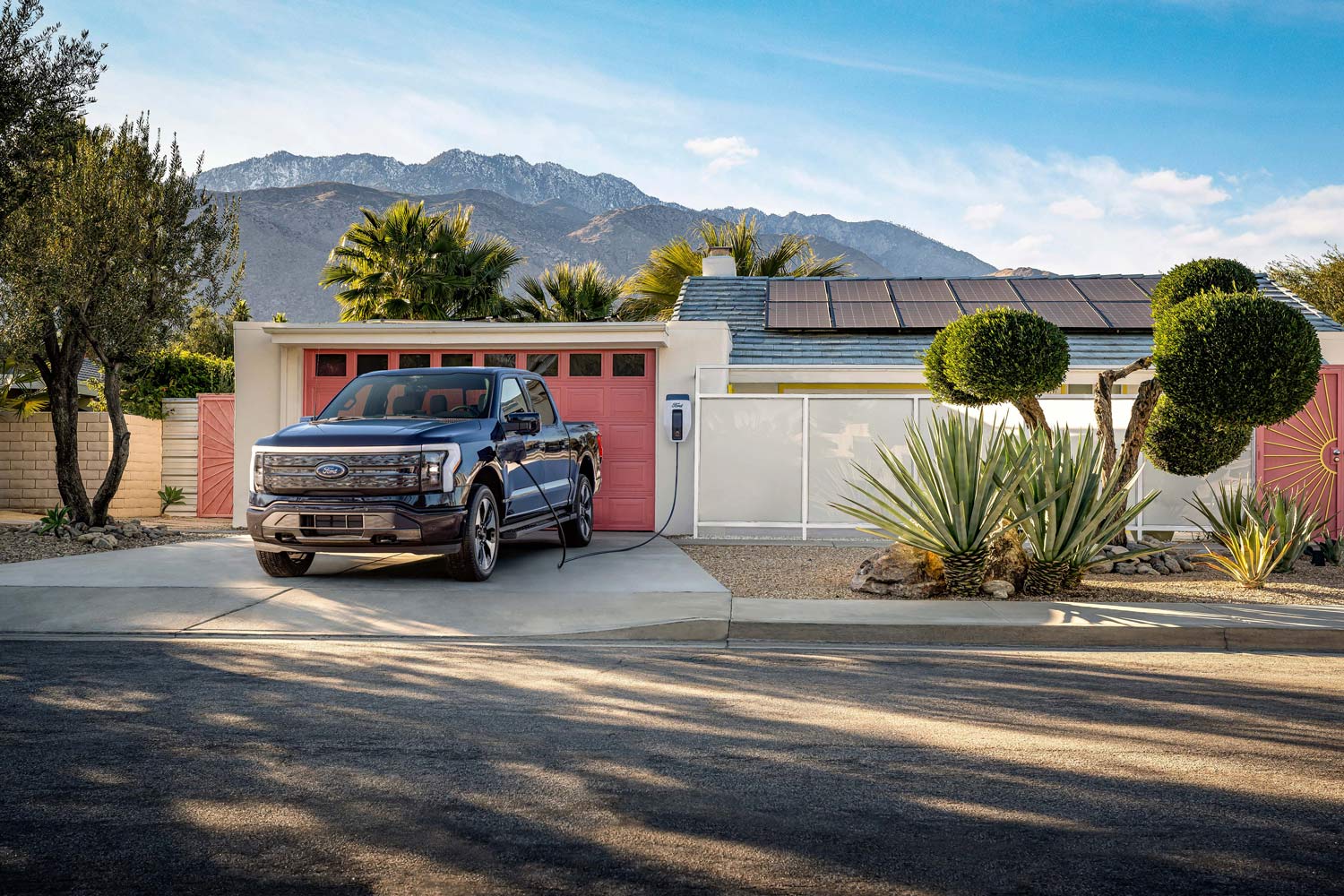 https://autoimage.capitalone.com/cms/Auto/assets/images/1664-hero-what-you-need-to-power-house-2022-ford-f-150-lightning.jpg