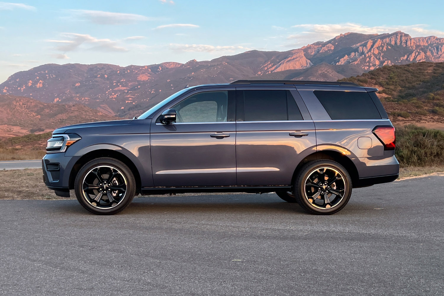 2022 Ford Expedition Limited, Stealth Blue, side view