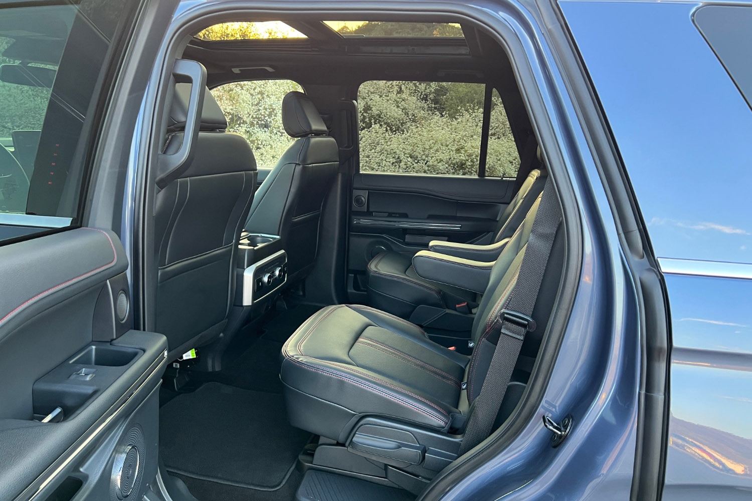 2022 Ford Expedition Limited, second-row captain's chairs