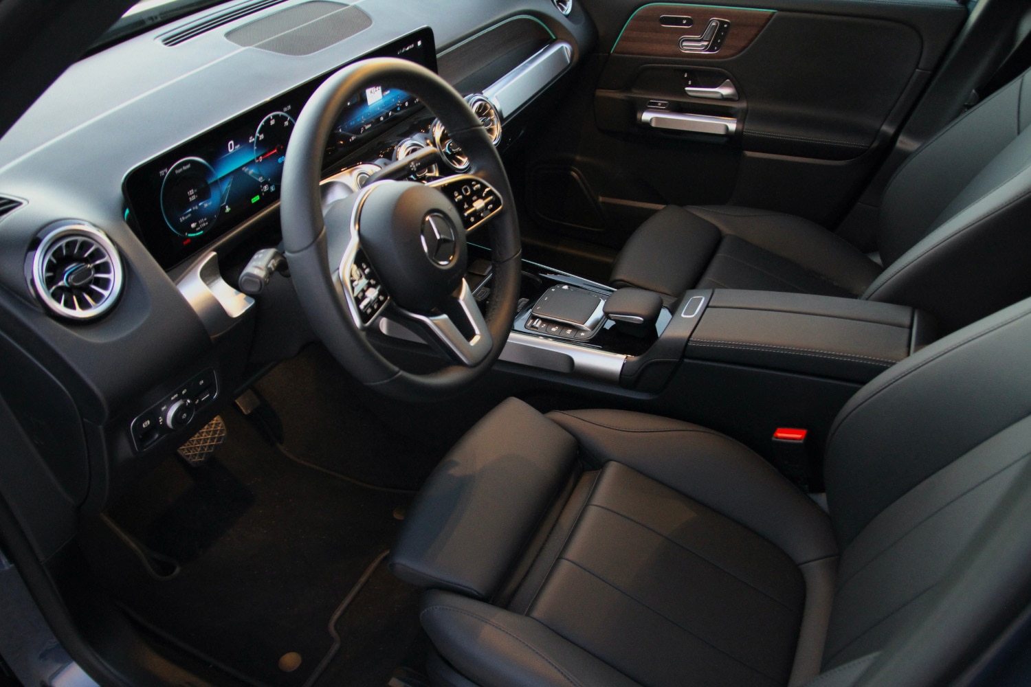 2022 Mercedes-Benz EQB interior, front seats