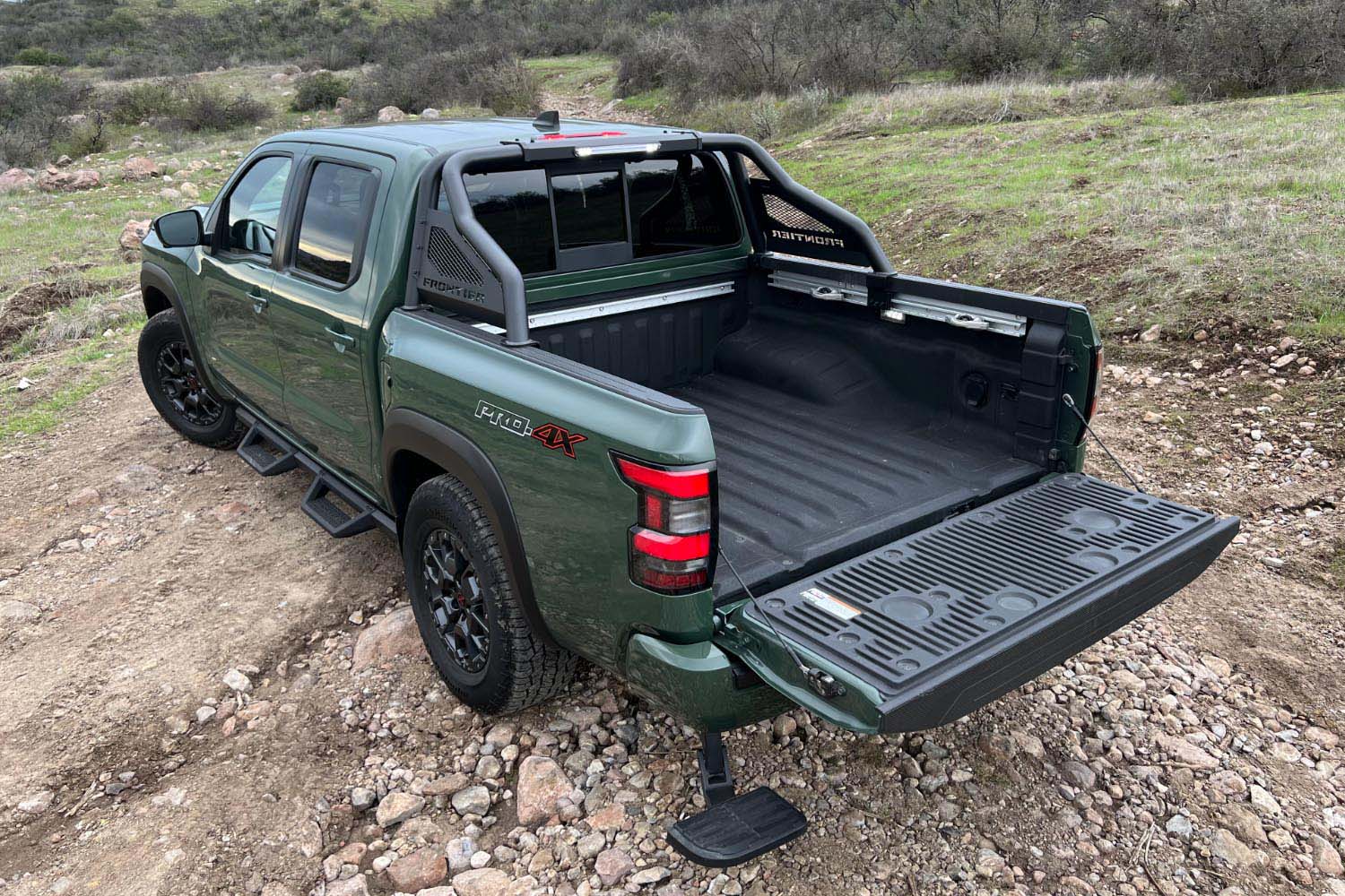 2022 Nissan Frontier Pro-4X cargo bed and step
