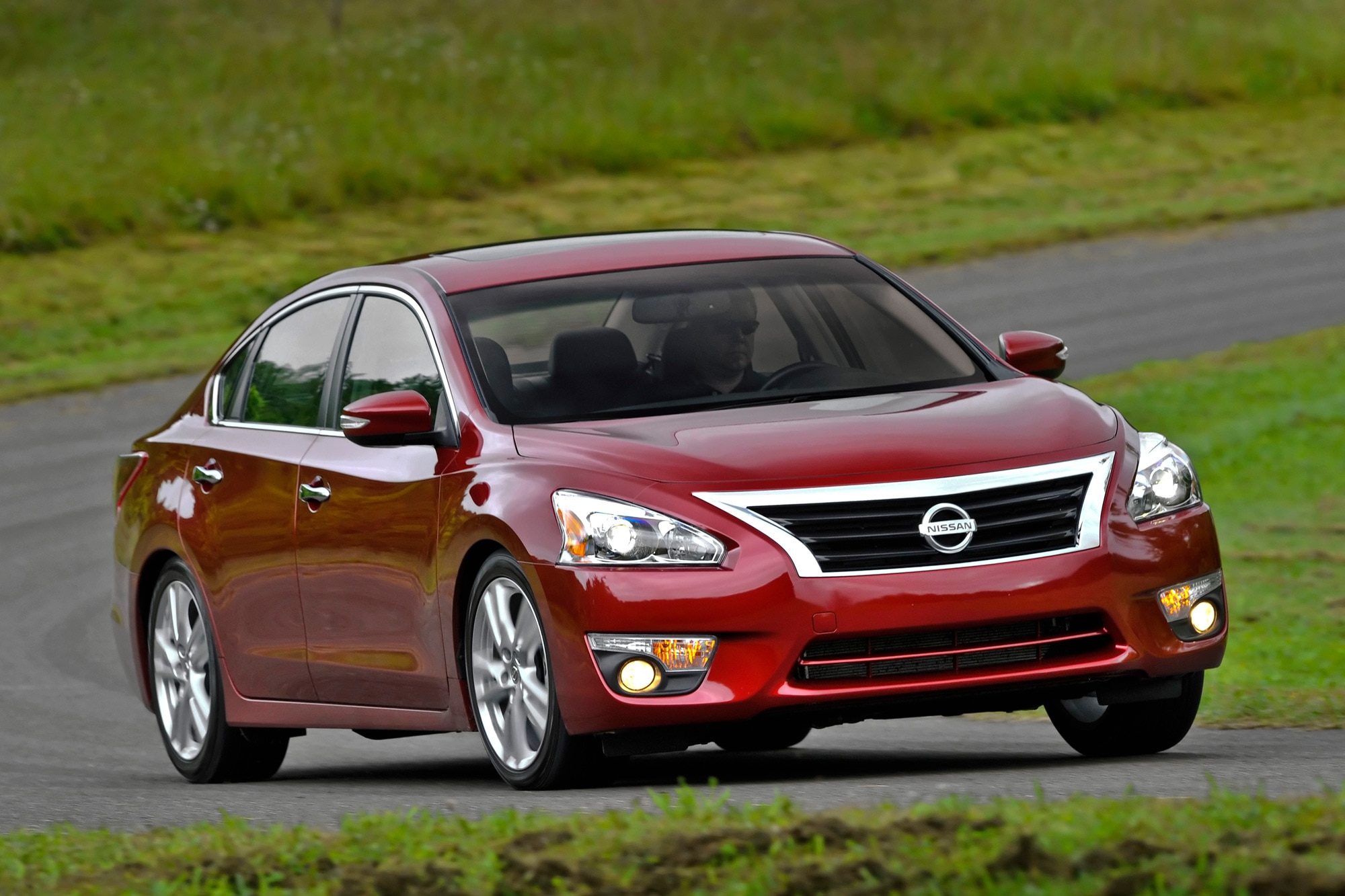 Red 2014 Nissan Altima