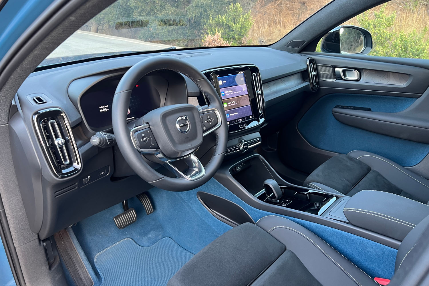 2023 Volvo C40 Recharge, Ultimate Blue, black interior, dashboard