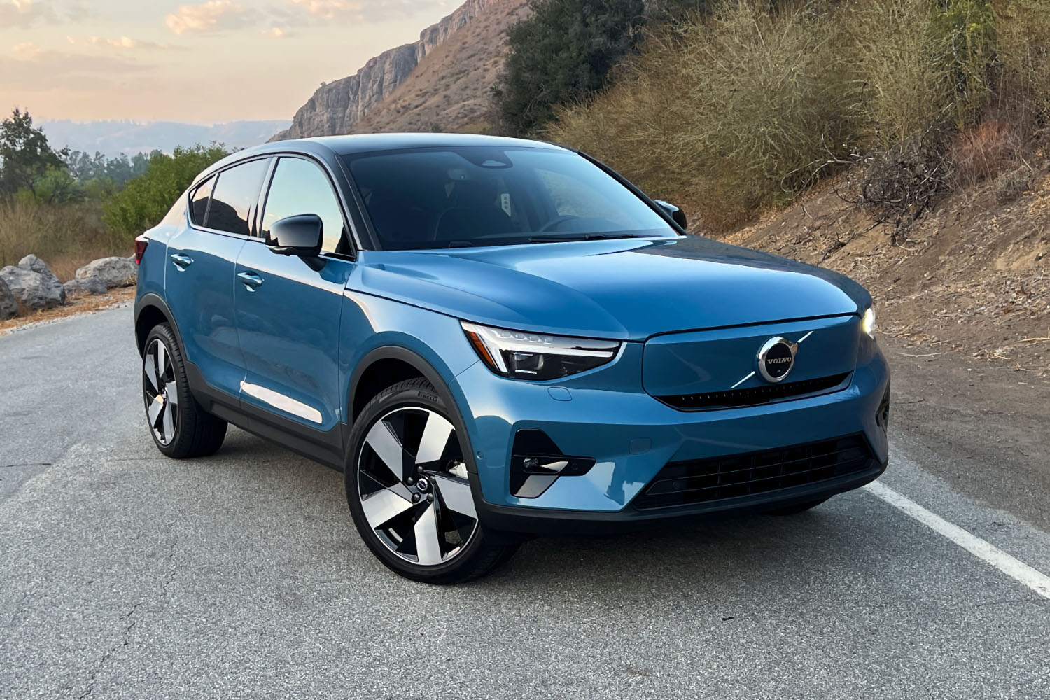 2023 Volvo C40 Recharge, Ultimate Blue, front quarter right