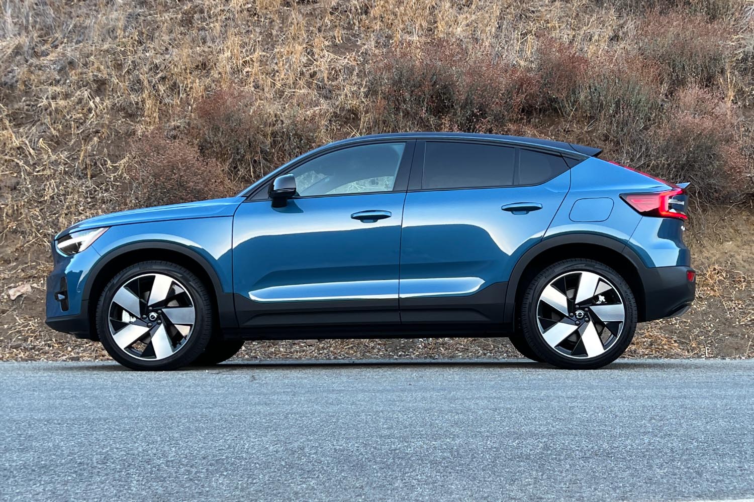 2023 Volvo C40 Recharge, Ultimate Blue, side view