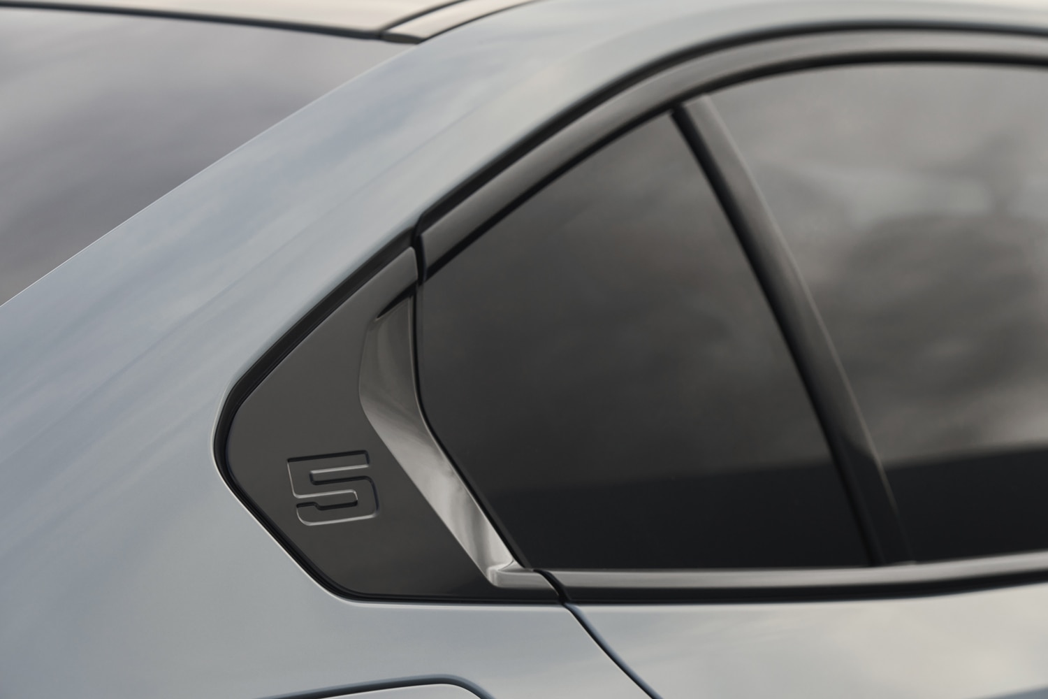 Closeup of BMW i5 rear passenger window feature