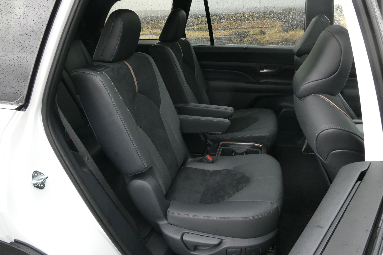 2024 Toyota Highlander limited second row seats