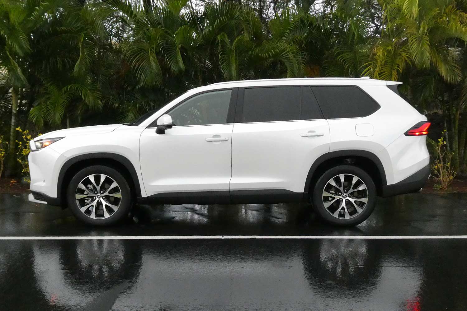 2024 Toyota Highlander limited white side view