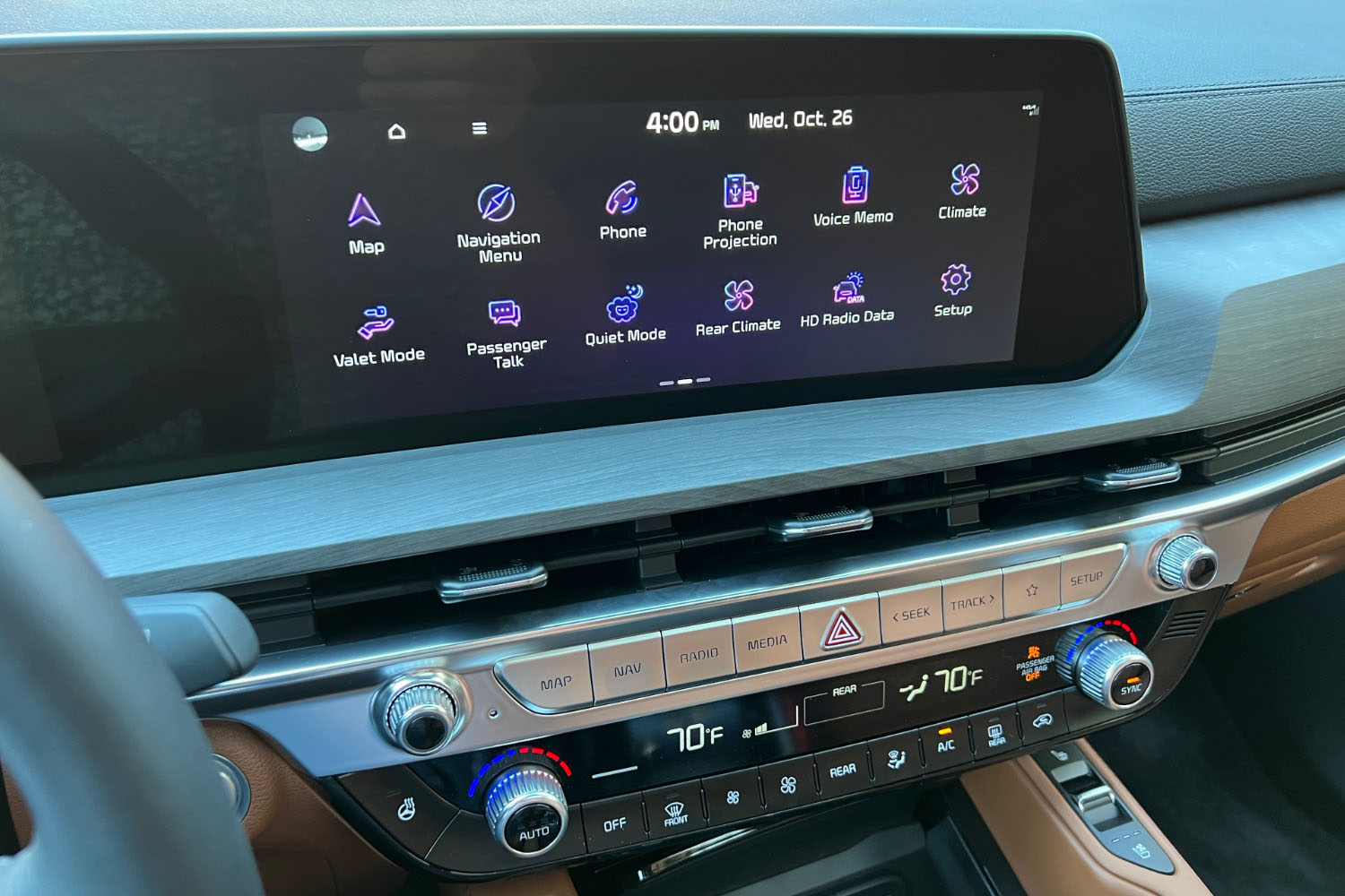 2023 Kia Telluride infotainment display and dual-zone climate controls.