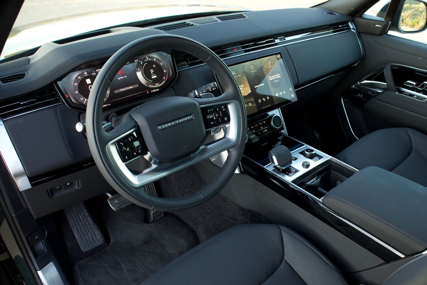 Front interior with steering wheel of a 2023 Land Rover Range Rover plug-in hybrid