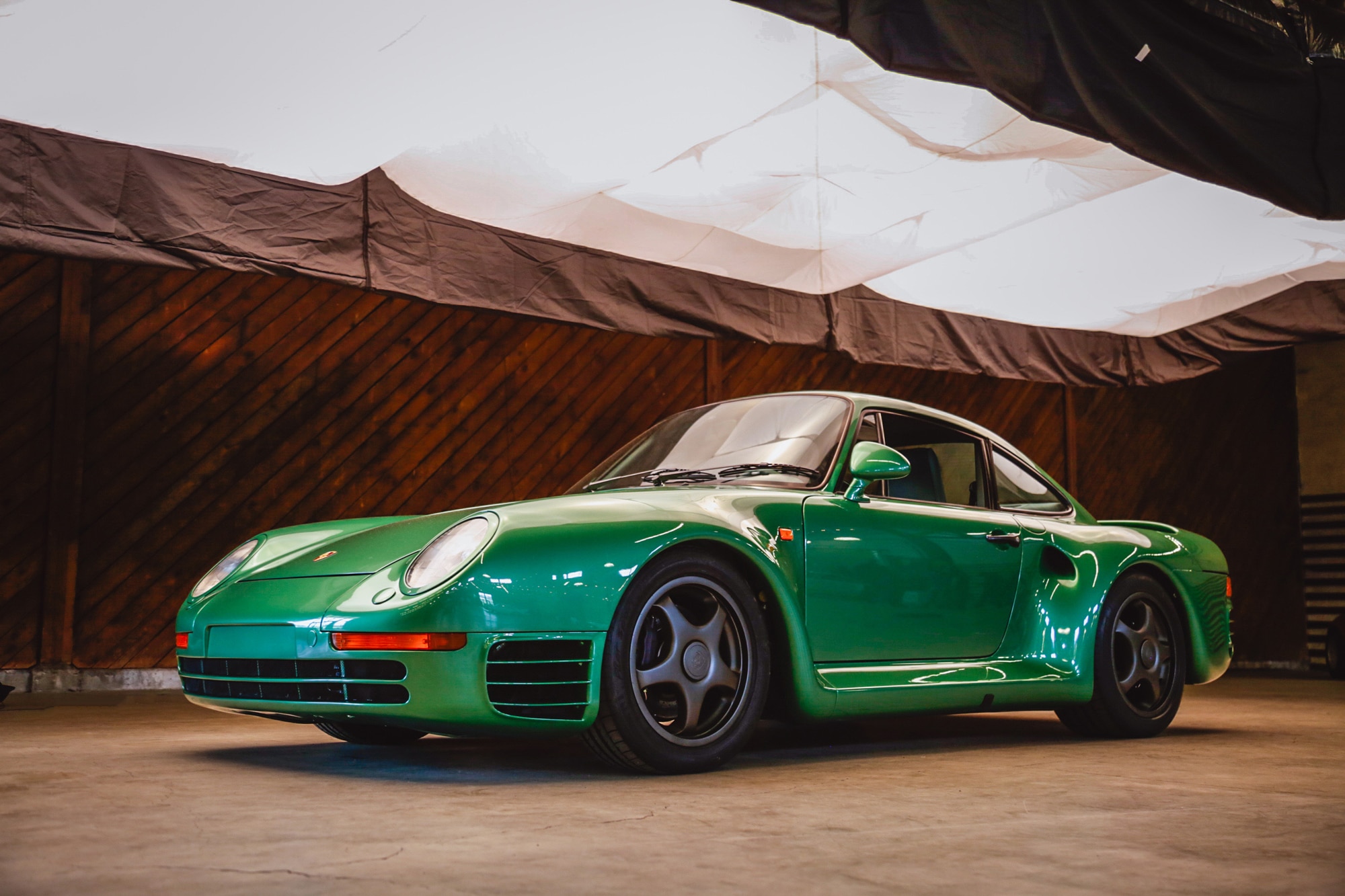 Front three-quarter shot of a green Canepa-modified Porsche 959 at Luftgekundefinedhlt in Los Angeles in 2017