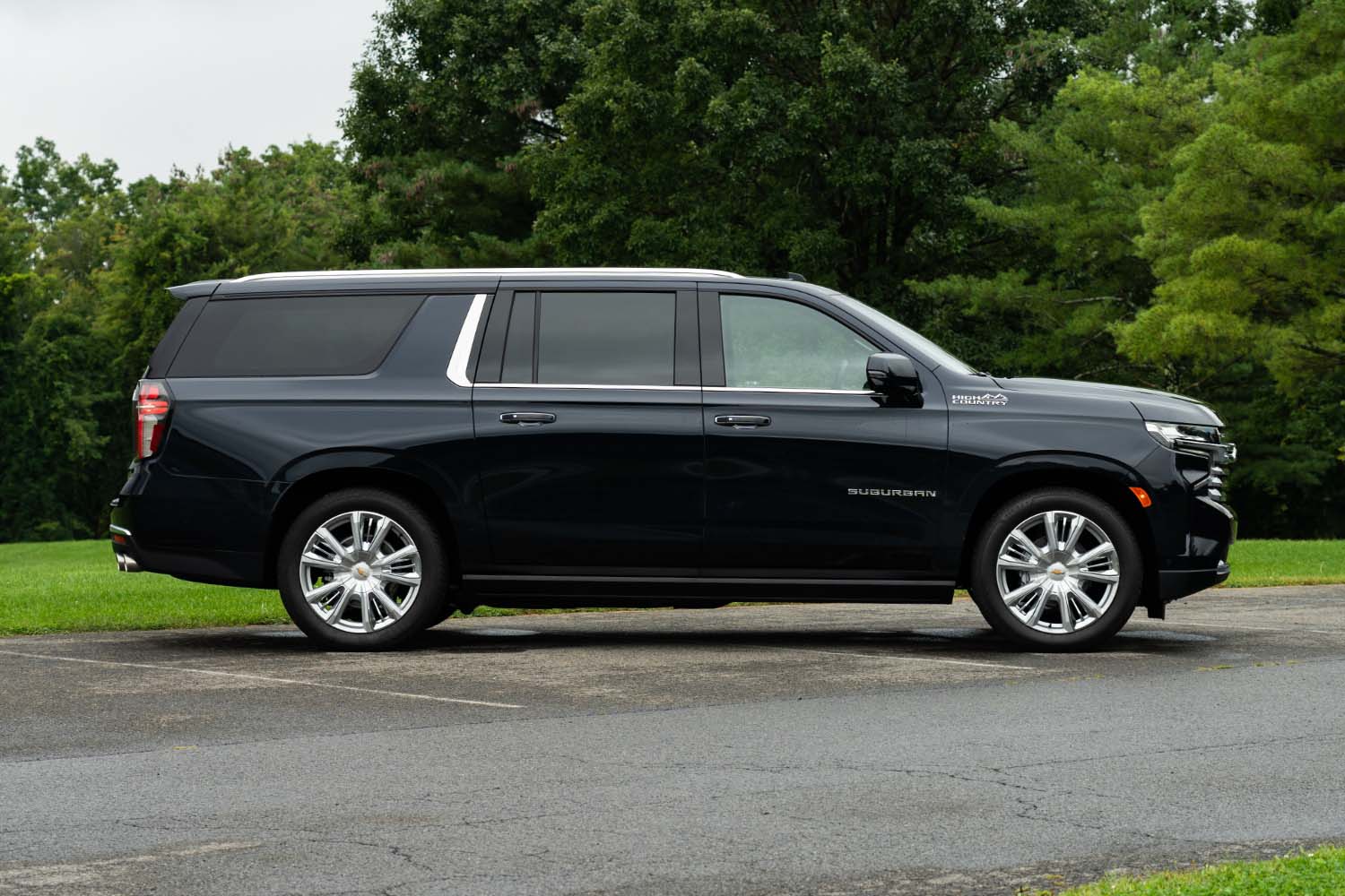 Side view of 2023 Chevrolet Suburban in Midnight Blue Metallic 