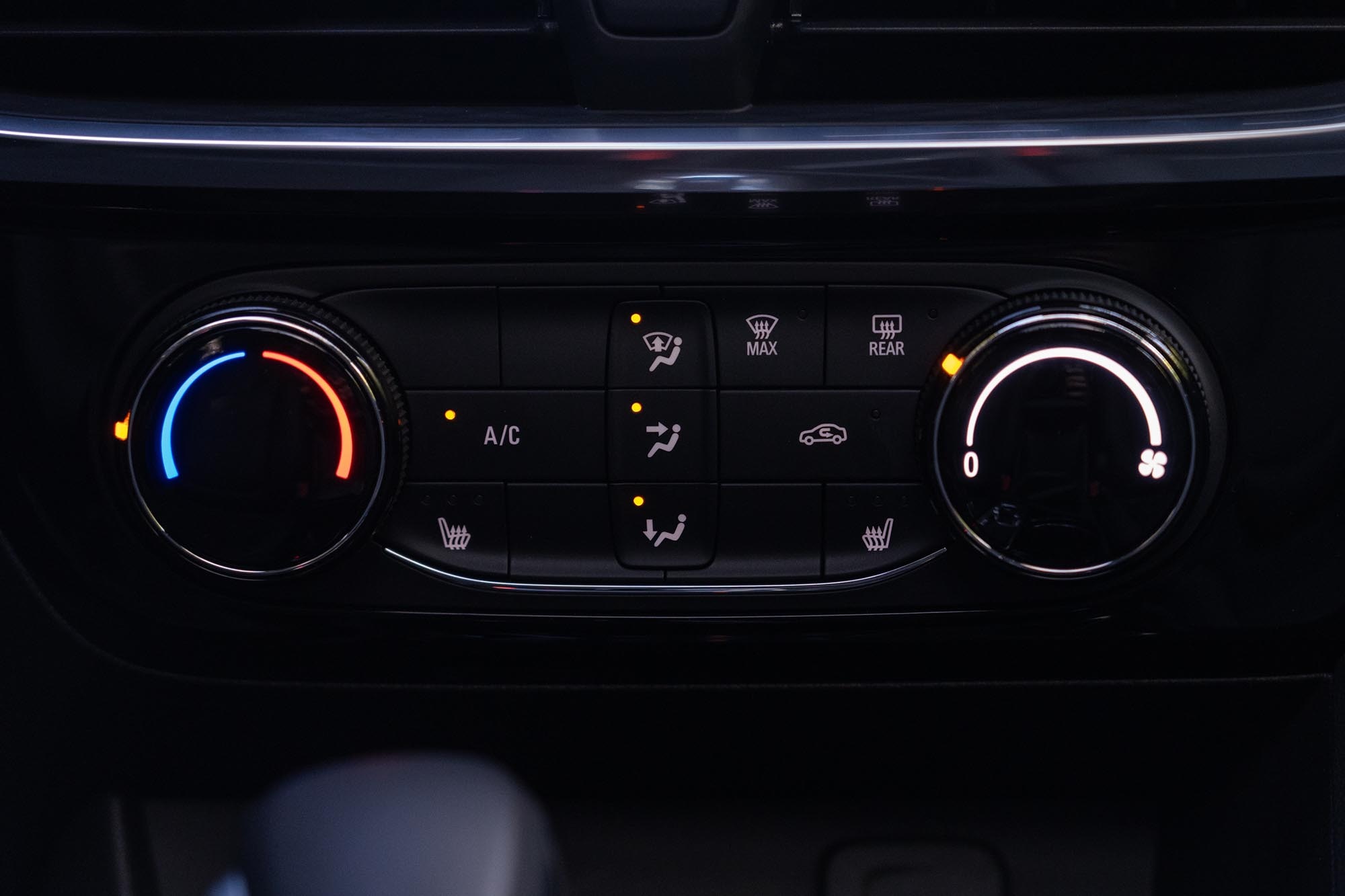 2024 Buick Encore GX manual climate control dials