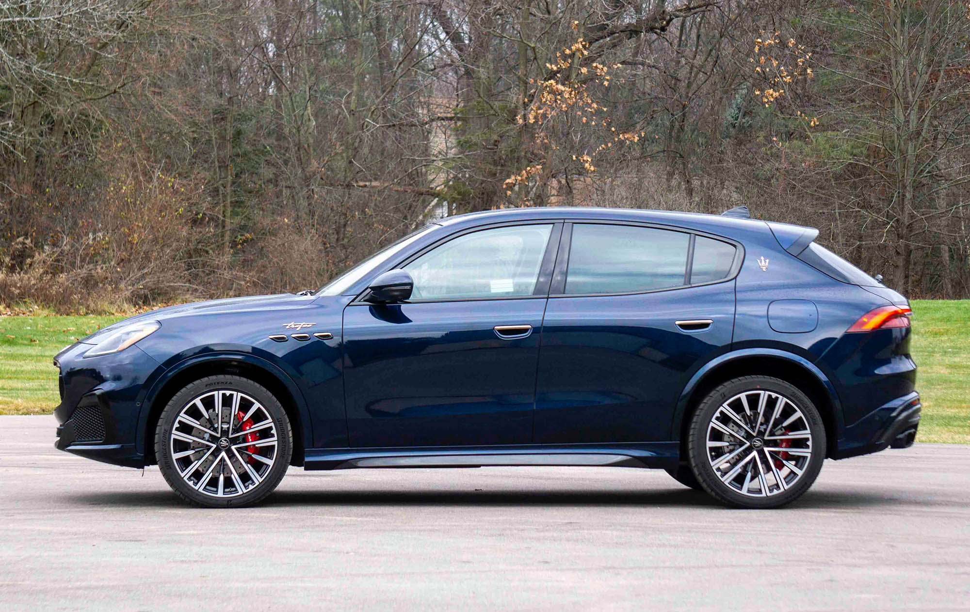 2023 Maserati Grecale in dark blue in profile