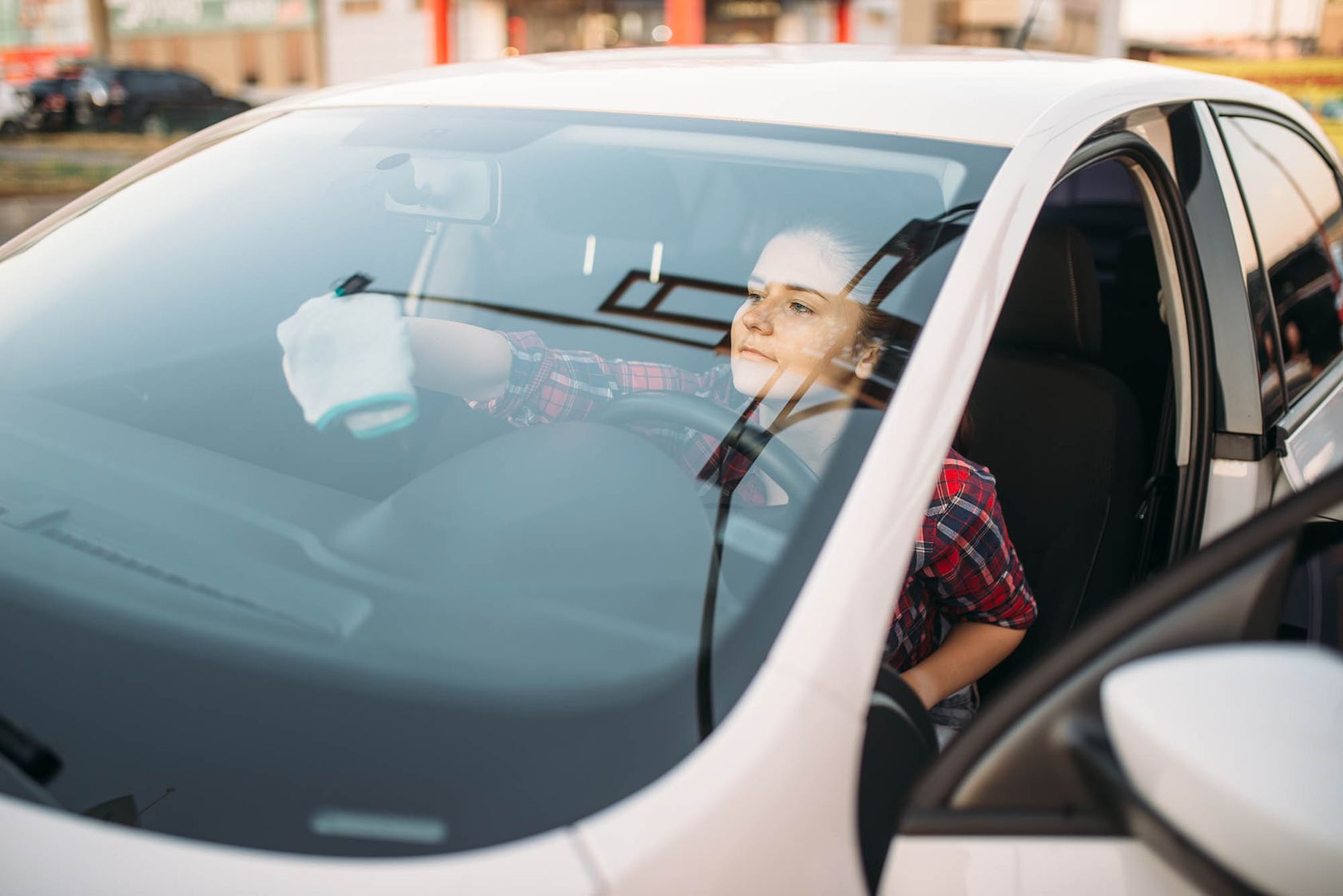 How to Properly Clean the Inside of a Car Windshield | Capital One Auto ...
