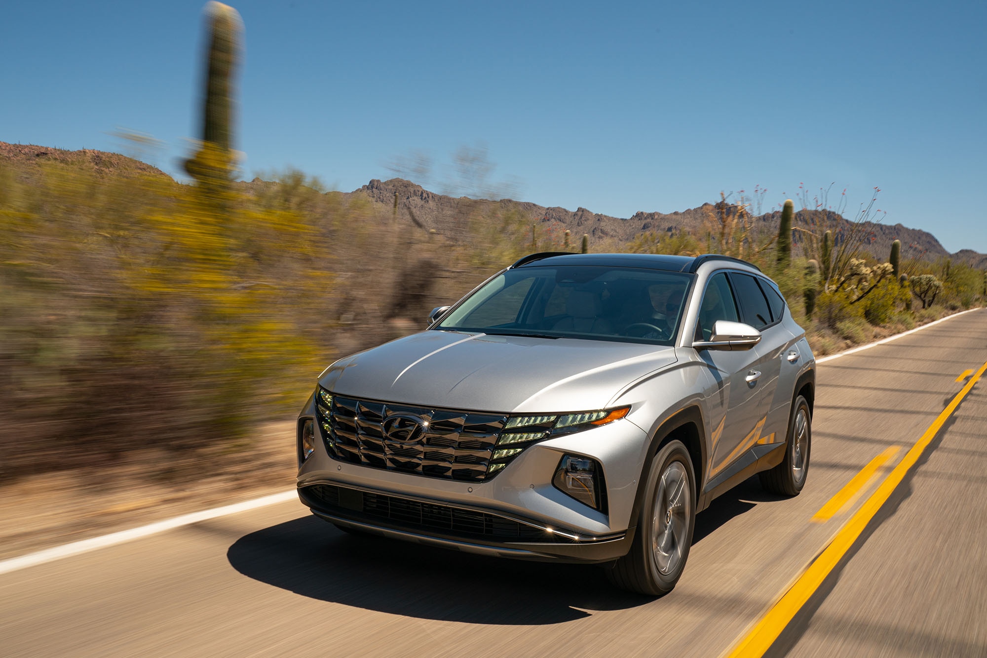 Hyundai Tucson Hybrid in silver