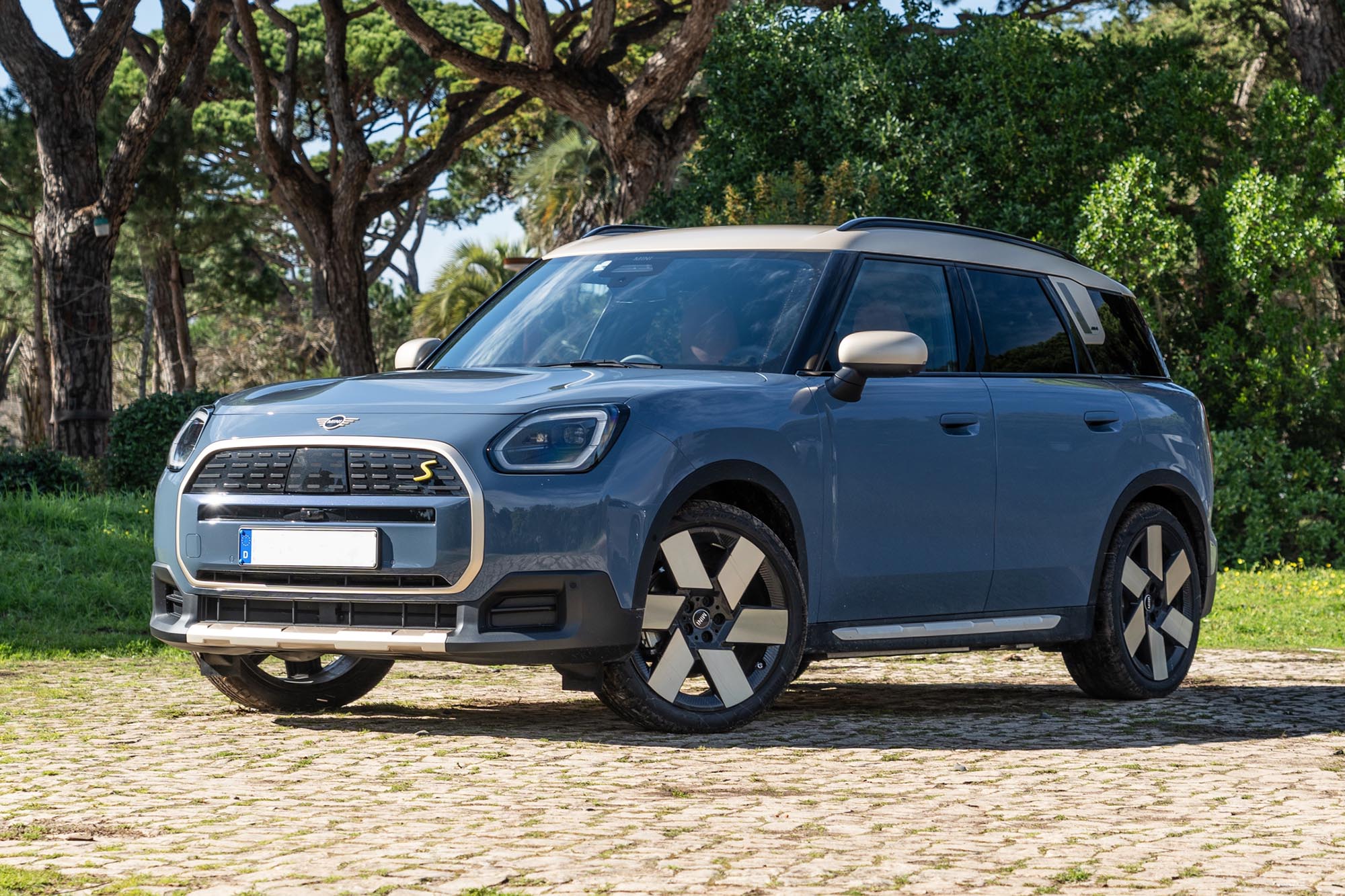 Front left quarter view of a blue 2025 Mini Countryman SE with a white roof