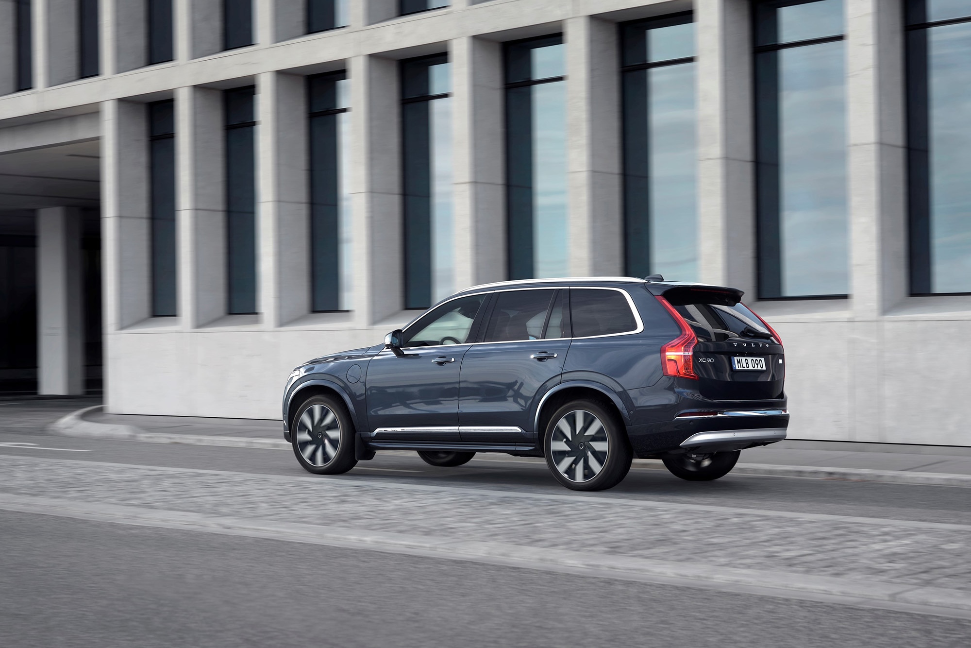 2023 Volvo XC90 Recharge T8 AWD in Denim Blue, rear