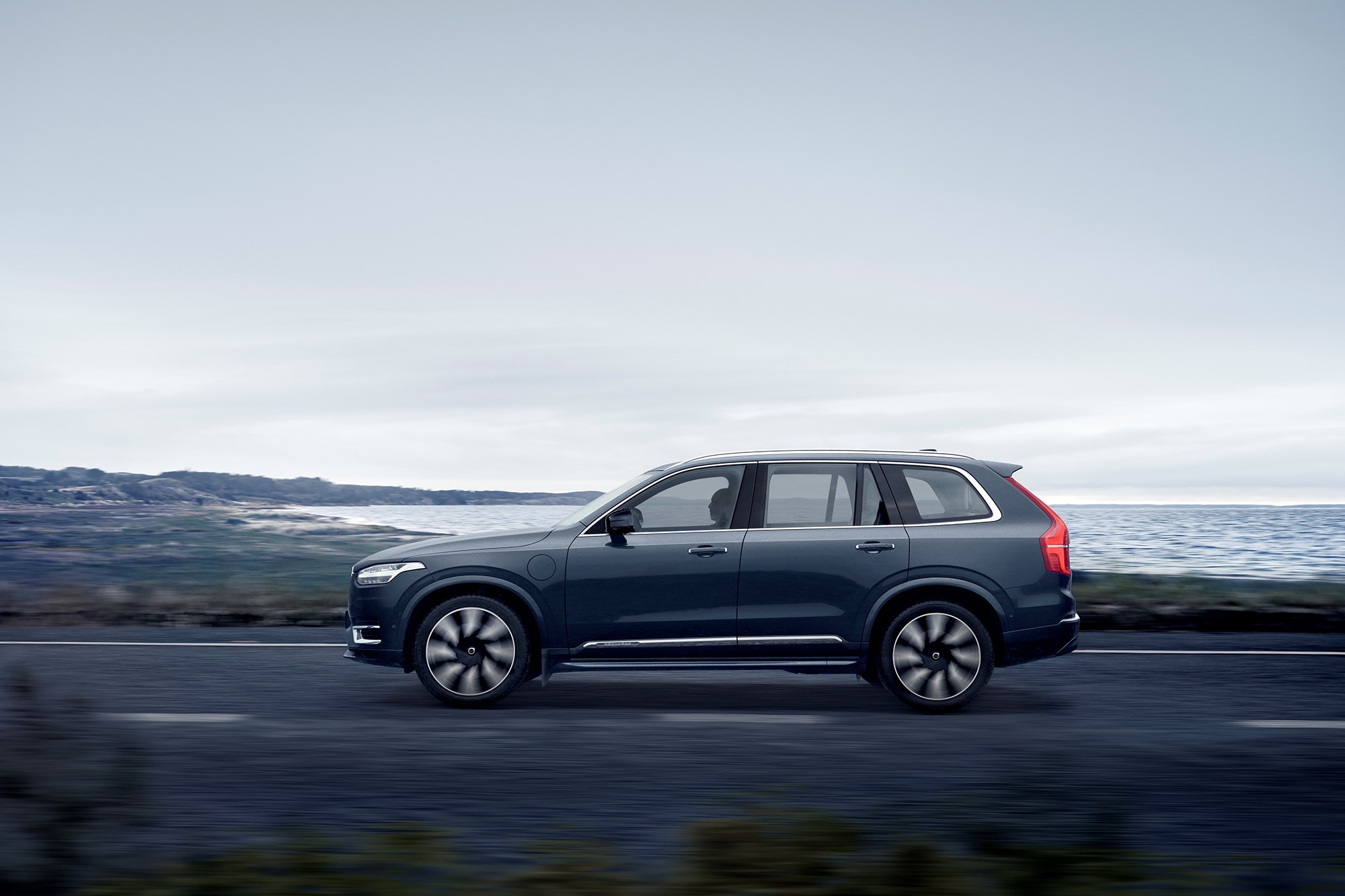 2023 Volvo XC90 Recharge T8 AWD in Denim Blue, side
