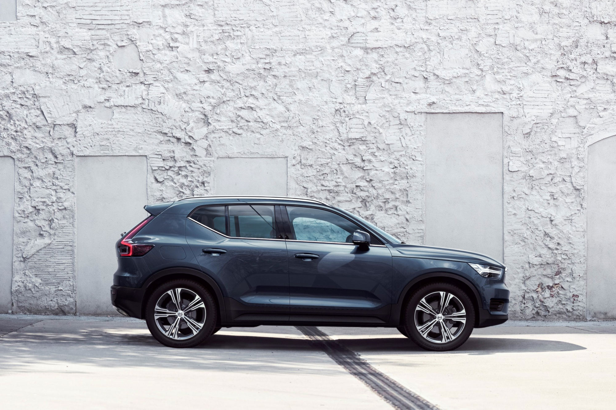 The side of a dark blue 2024 Volvo XC40