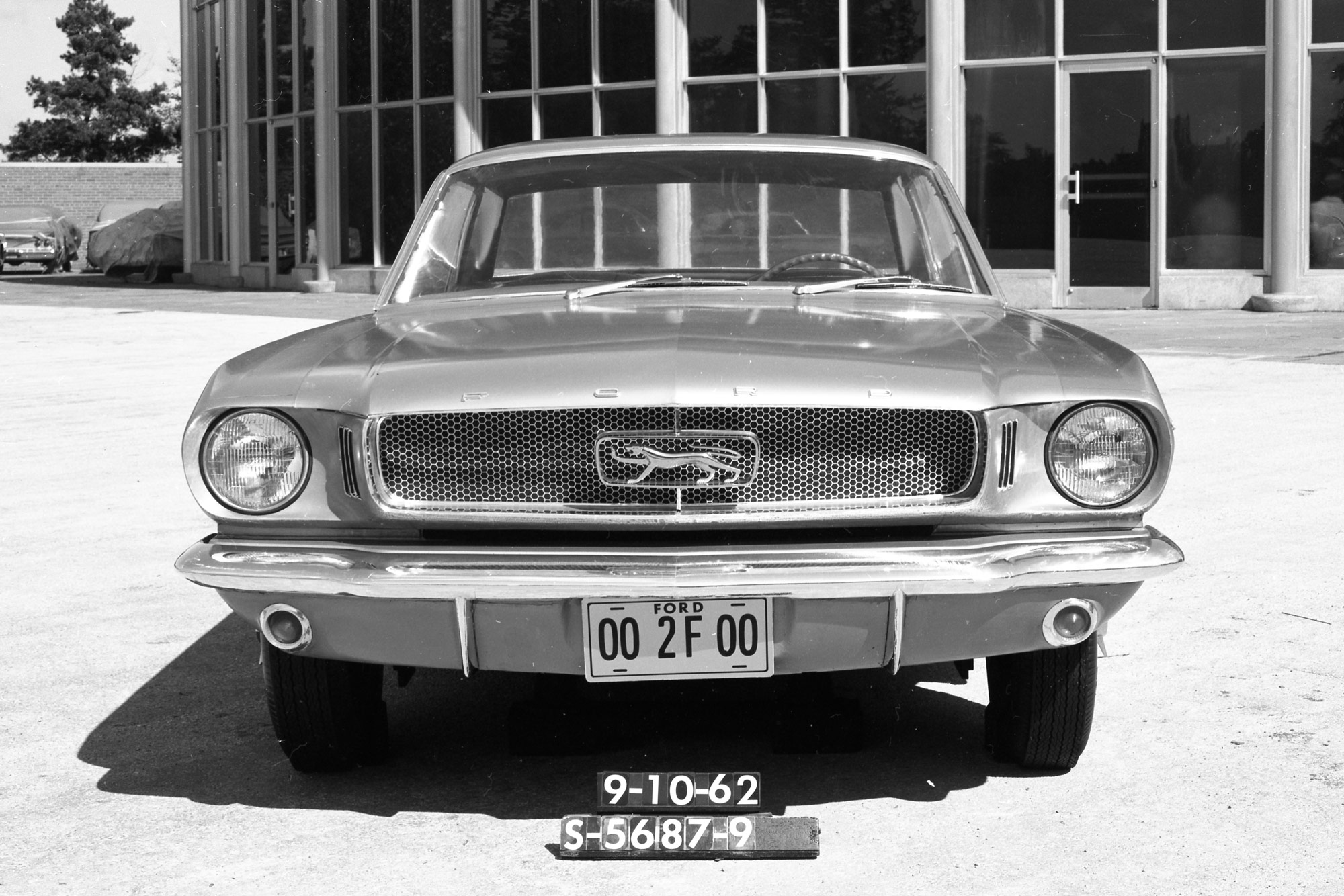 Front of a Ford Cougar prototype