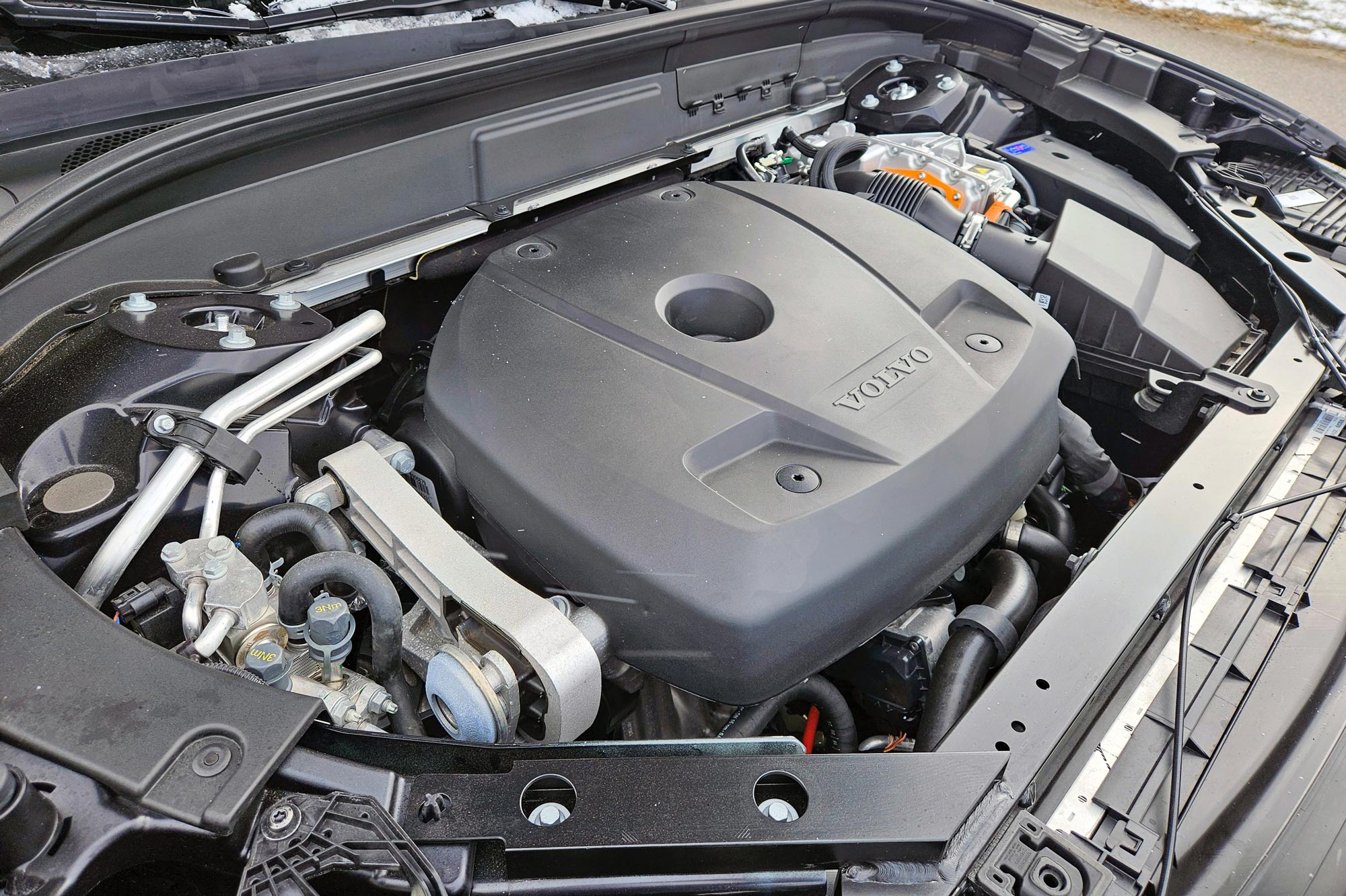 Volvo XC60 Recharge gasoline engine bay