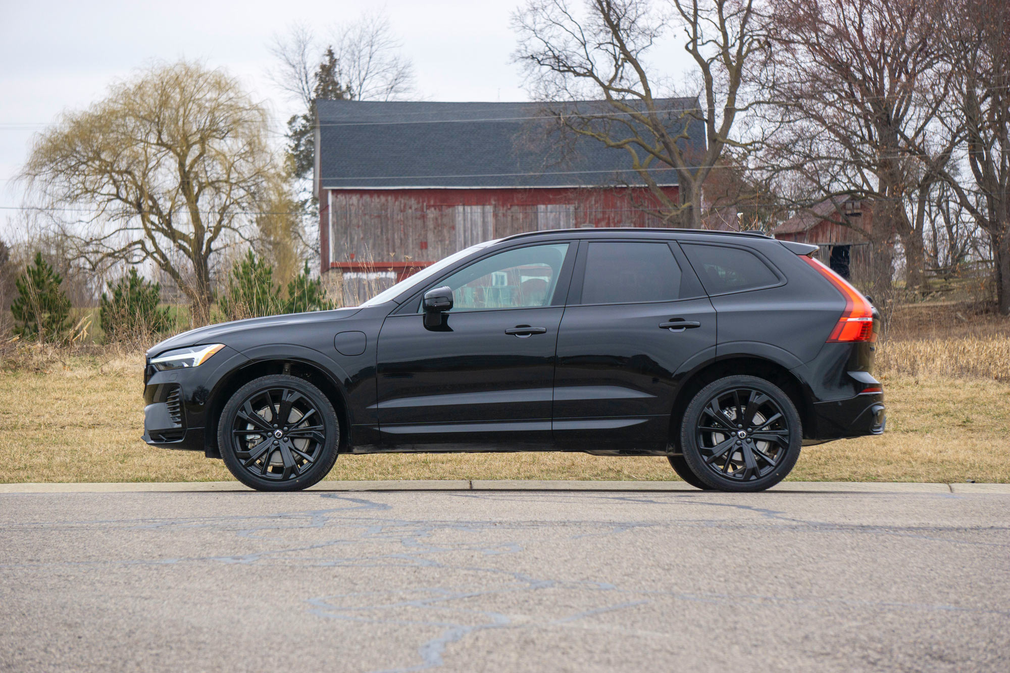 Side view of a 2024 Volvo XC60 Recharge in Ultimate Black Edition trim