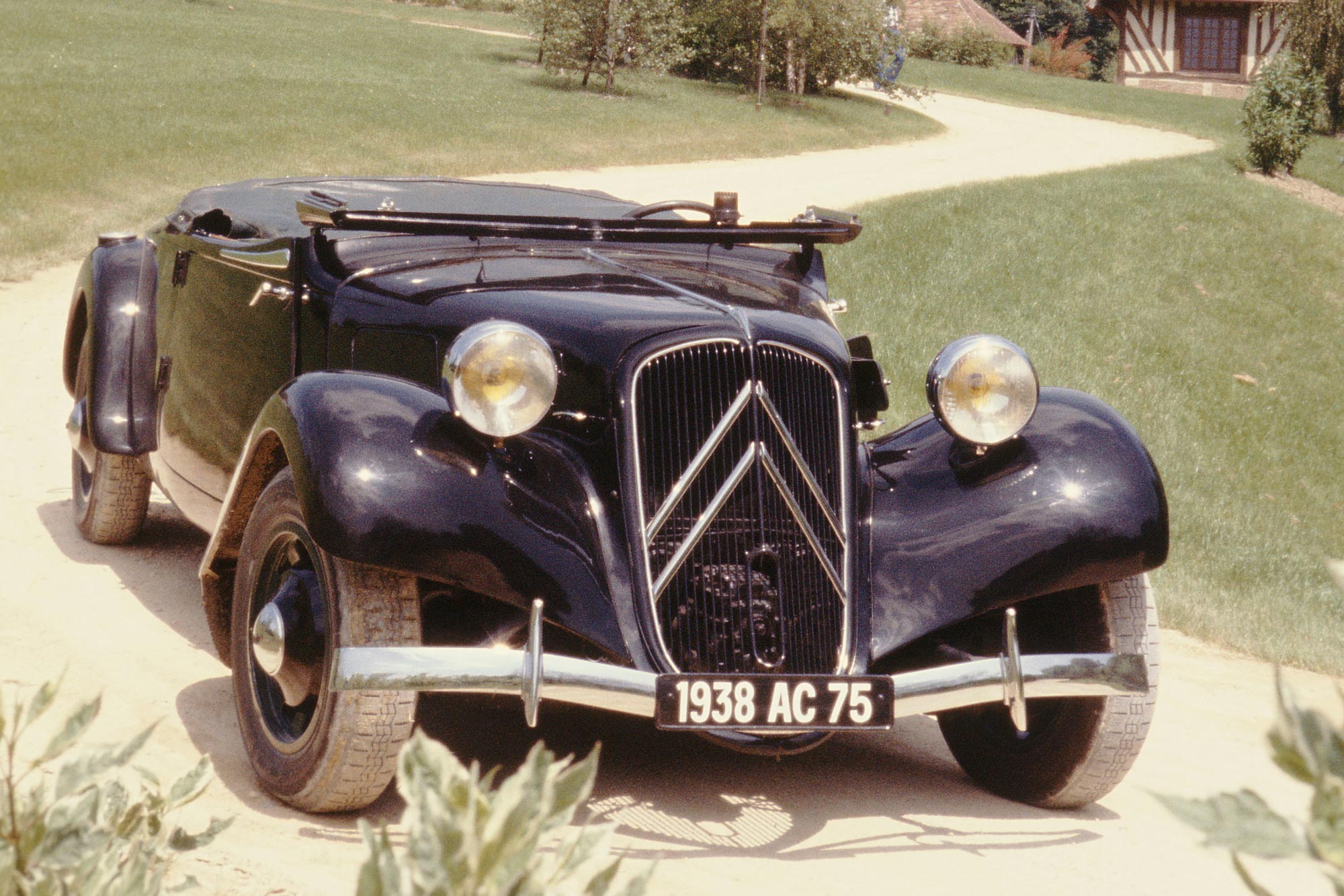 Front of a 1938 Citro&euml;n Avant