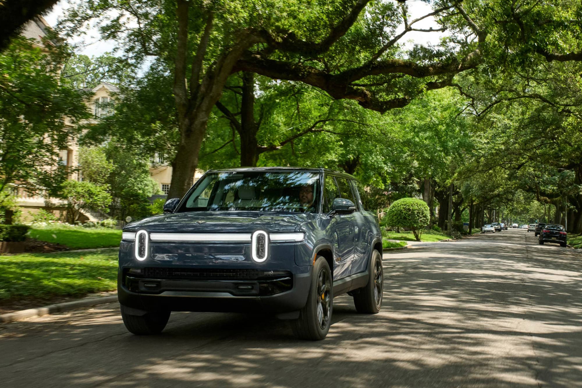 Front of a blue 2025 Rivian R1S