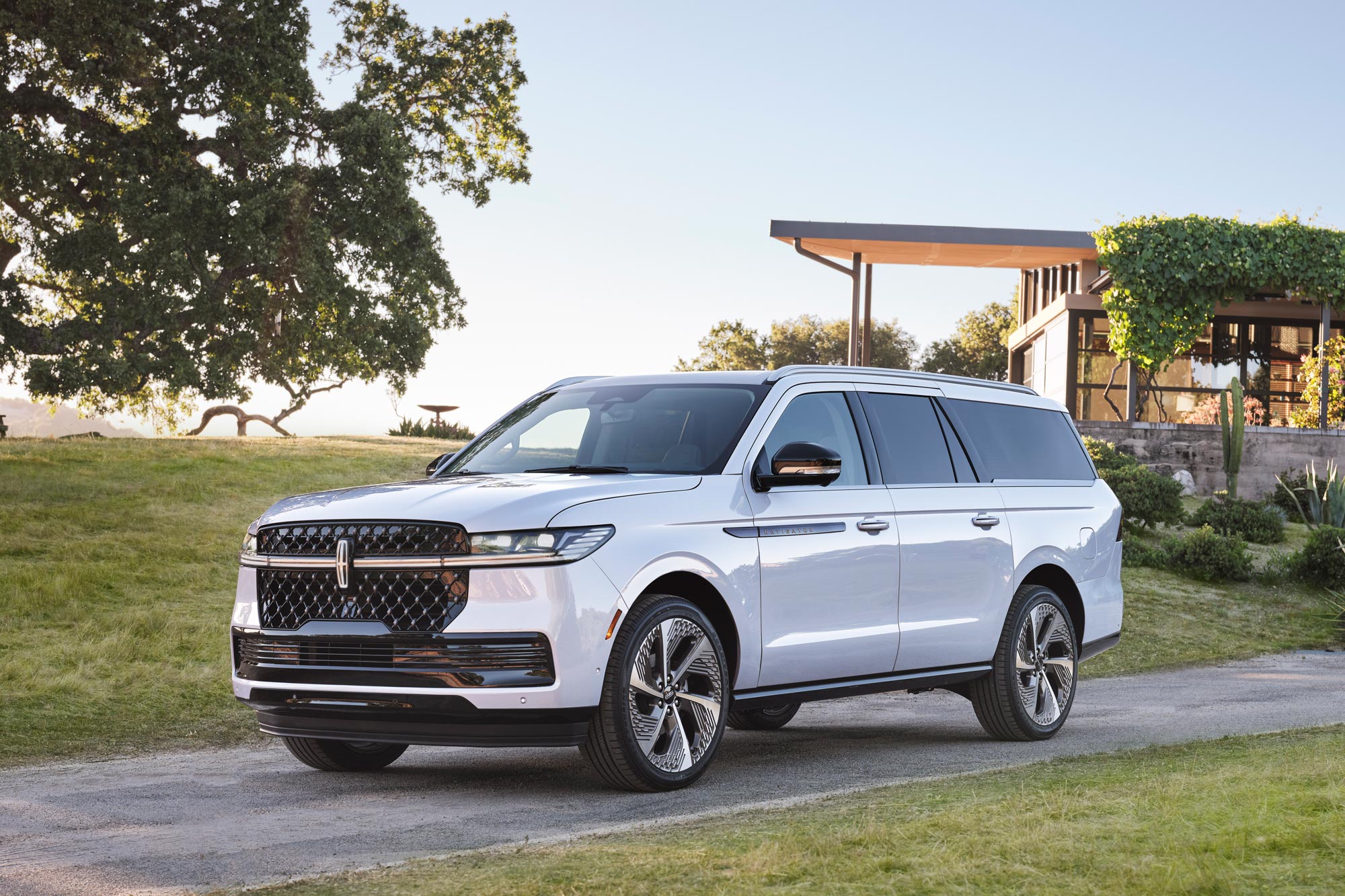 Front of a white 2025 Lincoln Navigator.