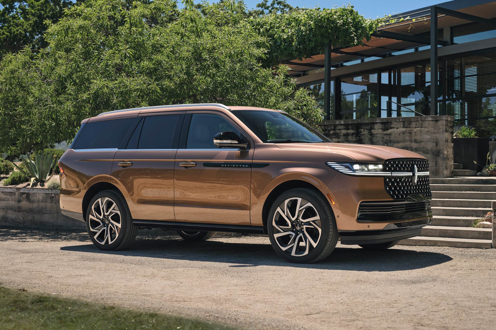 Side of a copper 2025 Lincoln Navigator