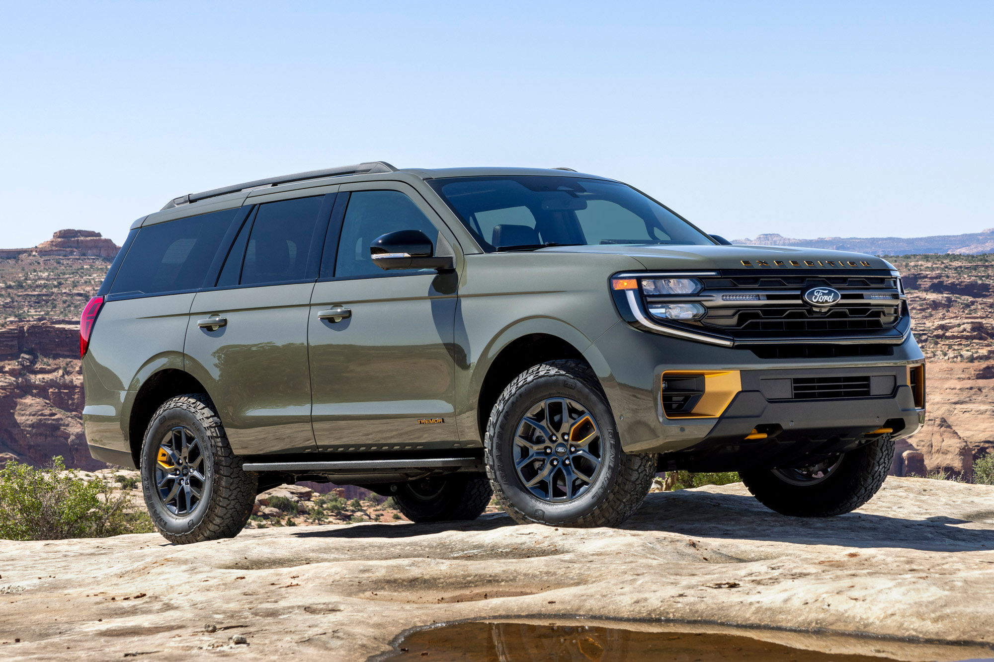 Front of a green 2025 Ford Expedition