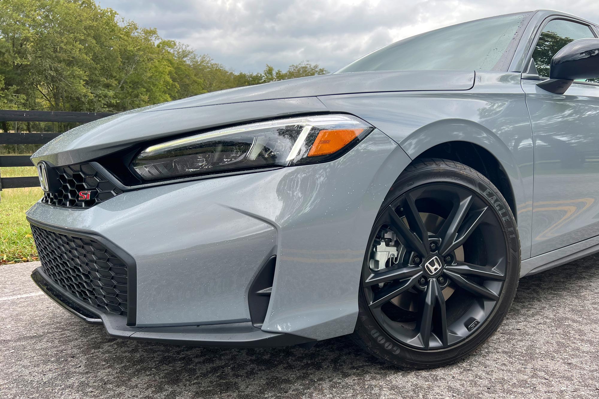 2025 Honda Civic Si close up of headlight and wheel.