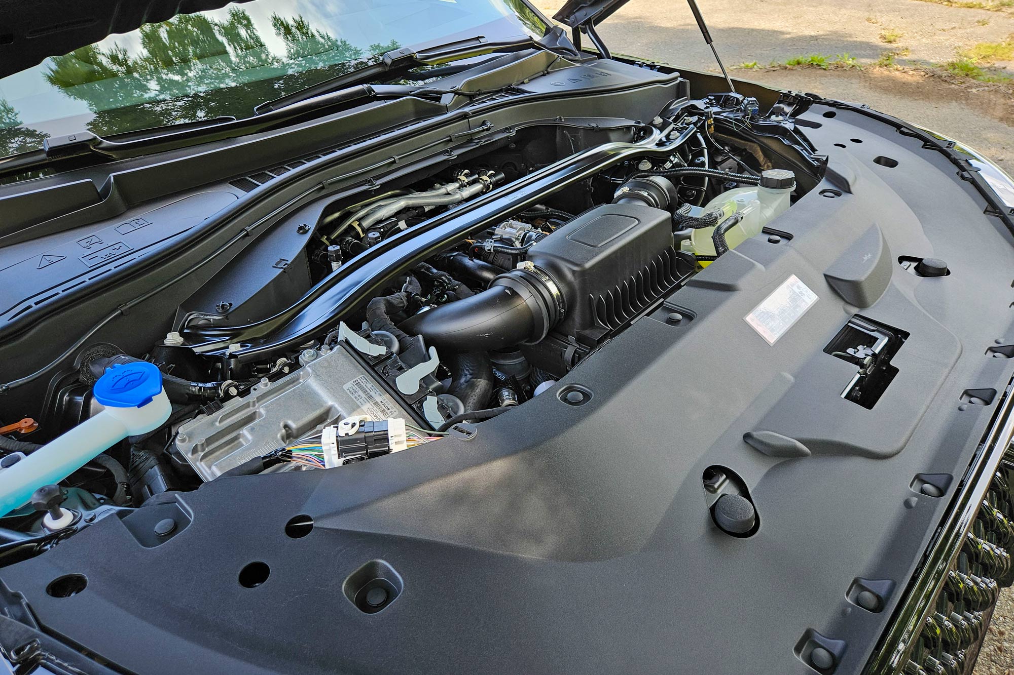 2025 Lincoln Aviator Reserve twin-turbocharged 3.0-liter V6 engine