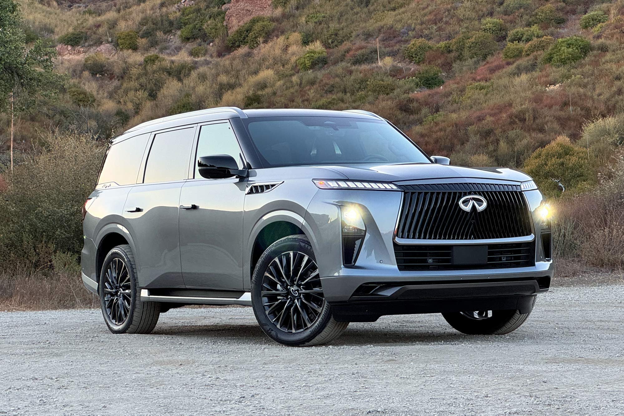 Front of a 2025 Infiniti QX80 Autograph in Dynamic Metal