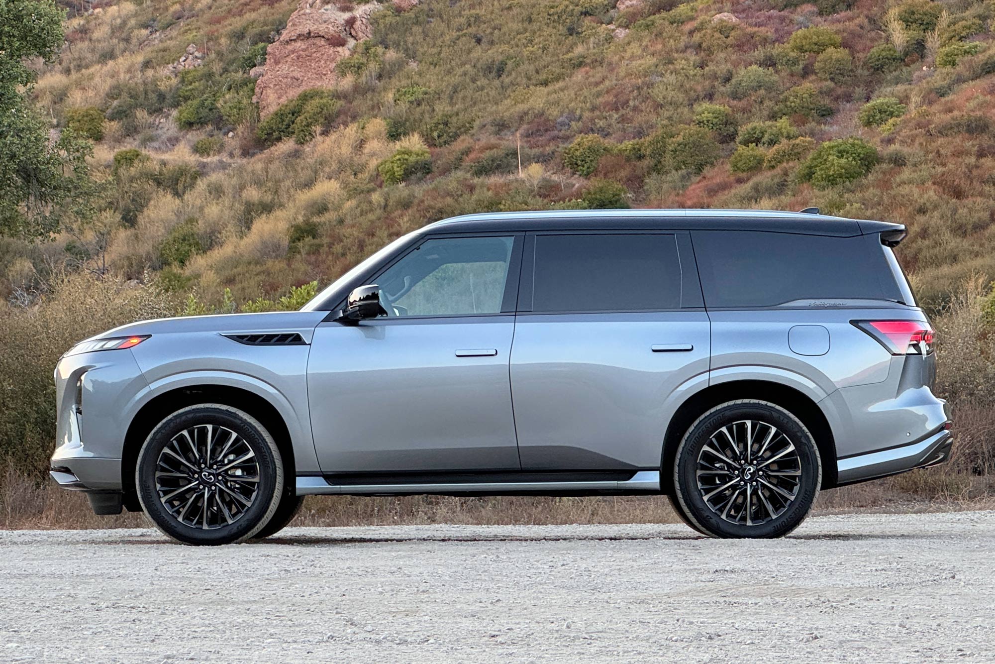 Side of a 2025 Infiniti QX80 Autograph in Dynamic Metal.