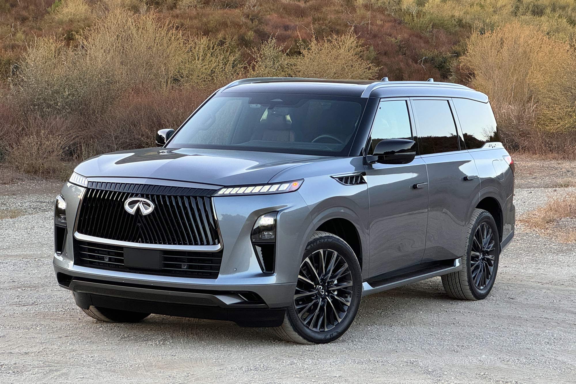 Front of a 2025 Infiniti QX80 Autograph in Dynamic Metal