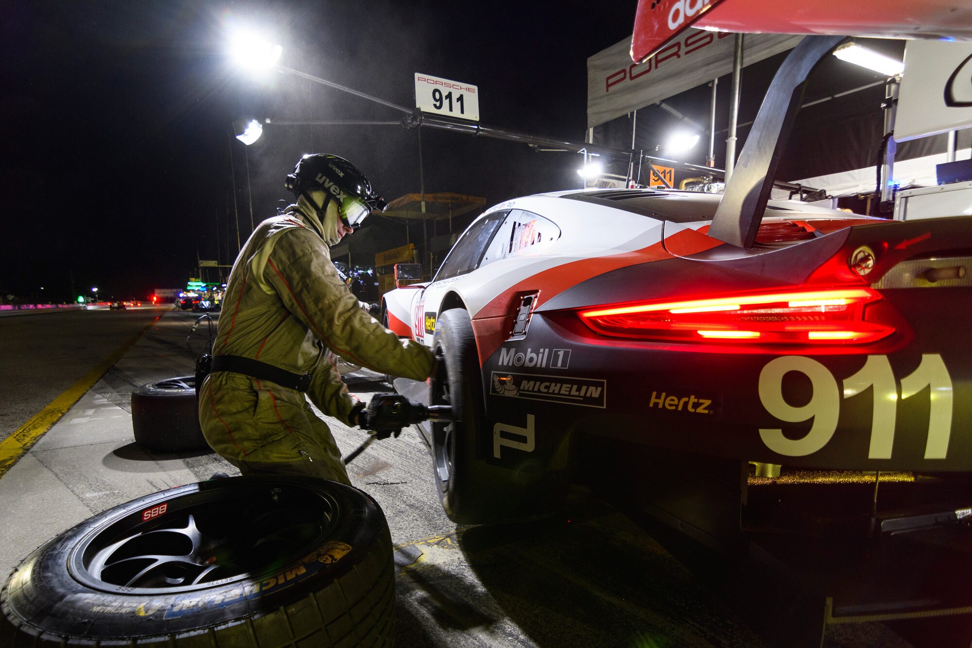 Tire change in pit lane for the Porsche 911 RSR at Petit Le Mans