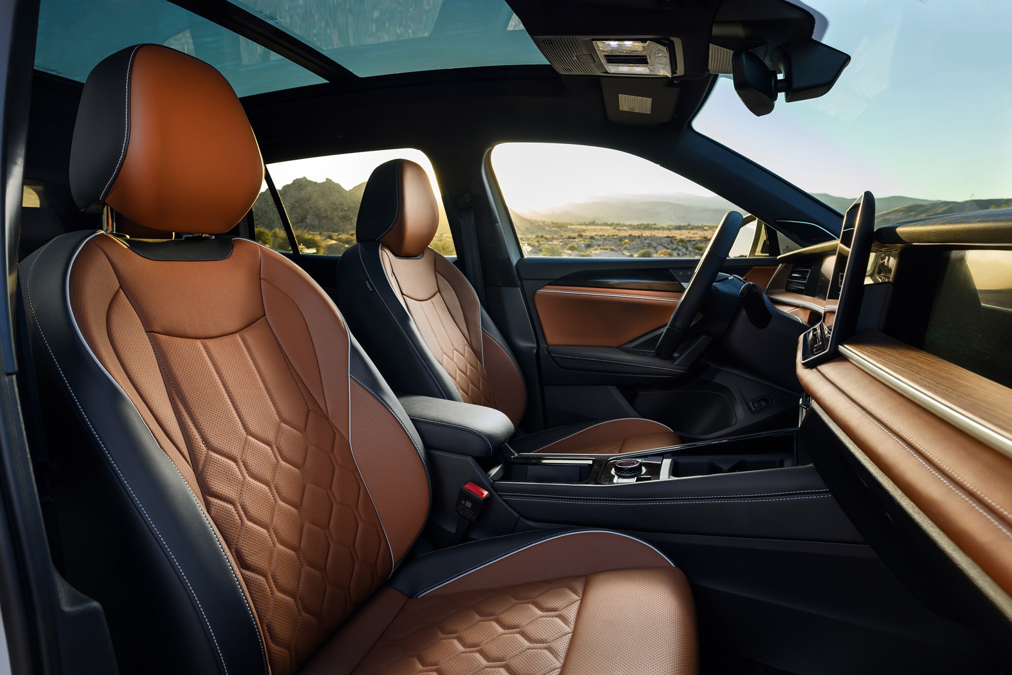 Front seats in two-tone leather in 2025 Volkswagen Tiguan