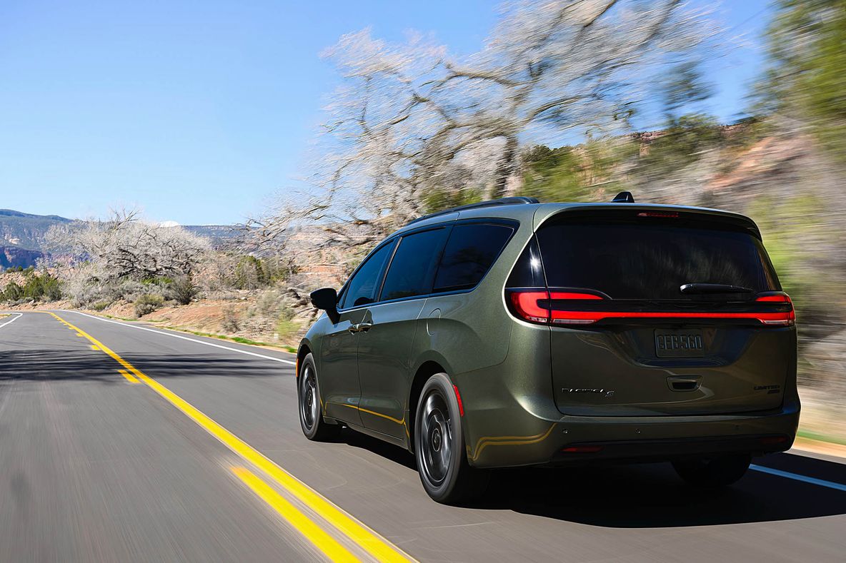 2027 Chrysler Pacifica Photos, Updates, and Features | Capital One Auto ...