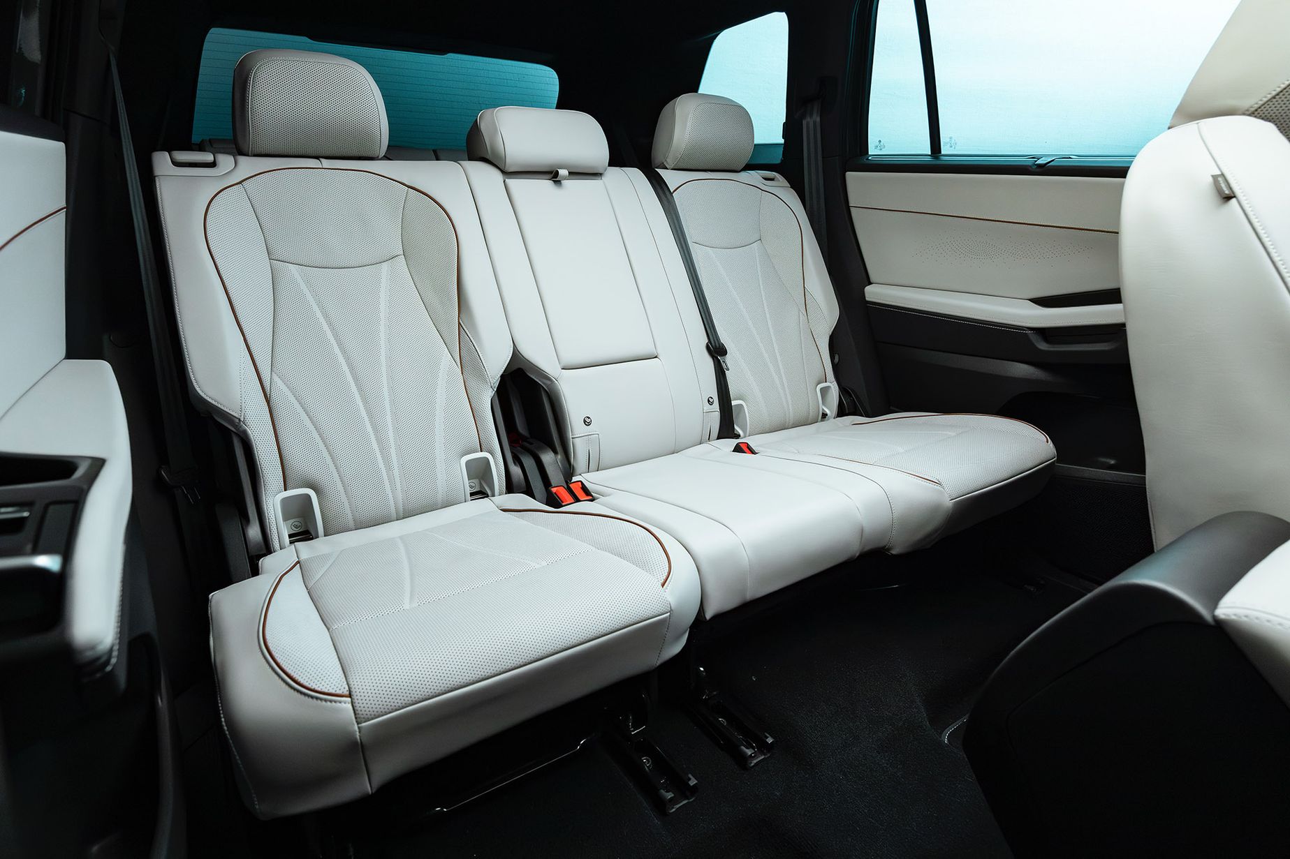 2027 Volkswagen Atlas Photos, Specs, and Tech | Capital One Auto Navigator